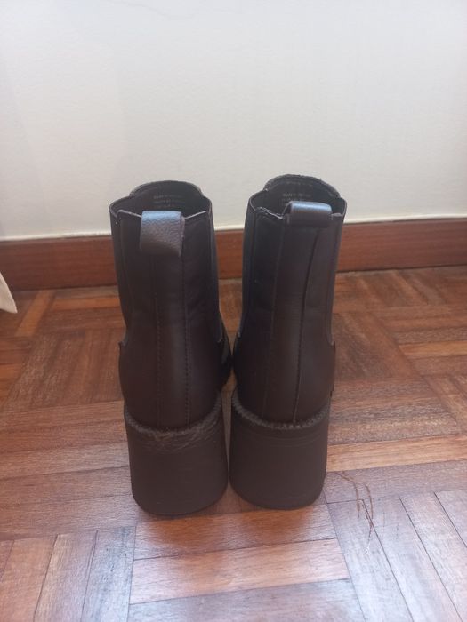 Botas castanhas em pele, tamanho 35