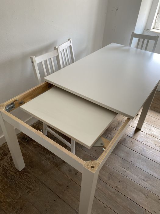 Conjunto mesa e 4 cadeiras