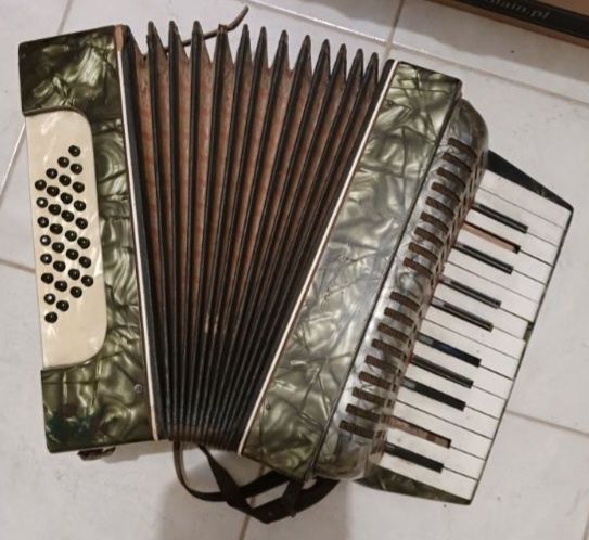 Stary akordeon 32basy