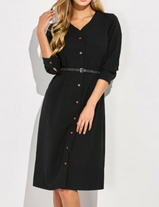 Плаття чорного кольору в білу смужку.