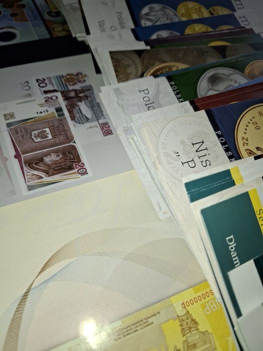 50zł. Pałac Biskupi w Krakowie 2021 oraz foldery do monet