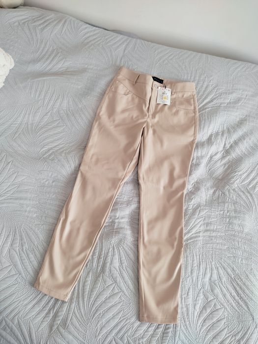 Spodnie z wysokim stanem z eko skóry Mohito roz 38