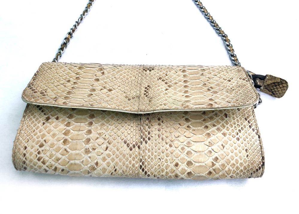 Жіноча сумочка зі зміїної шкіри