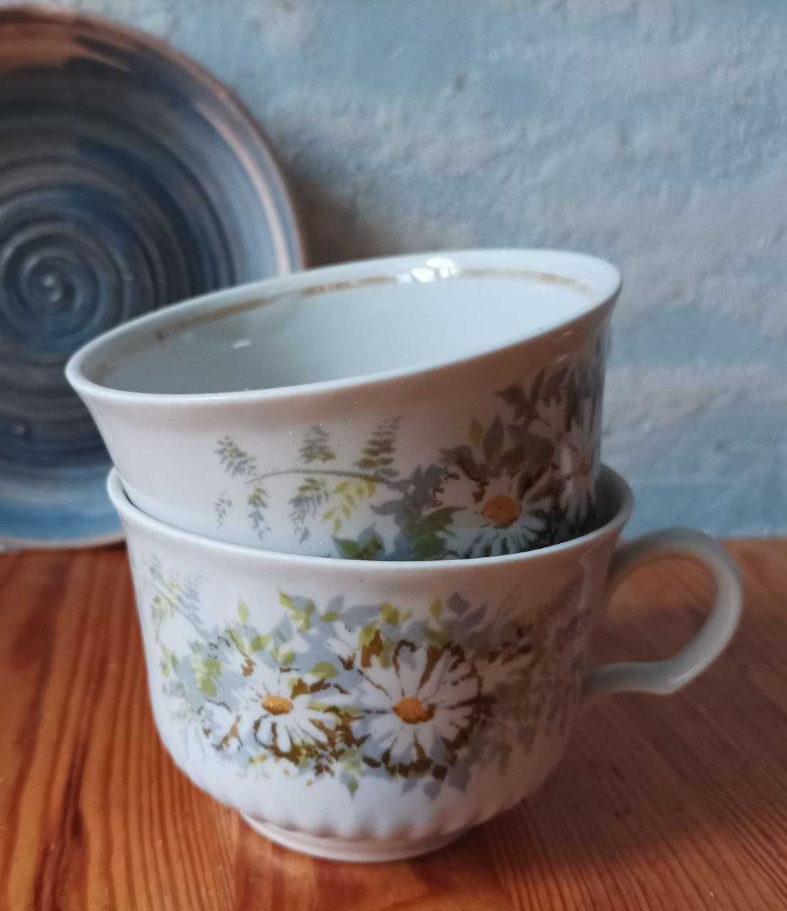Дві чайні чашки з ромашками