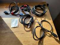 Kable HDMI do przesyłania wysokiej jakości sygnałów audio i wideo.