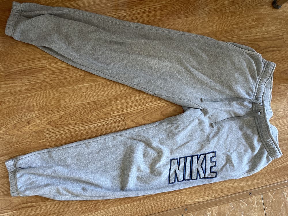Серые штаны Nike