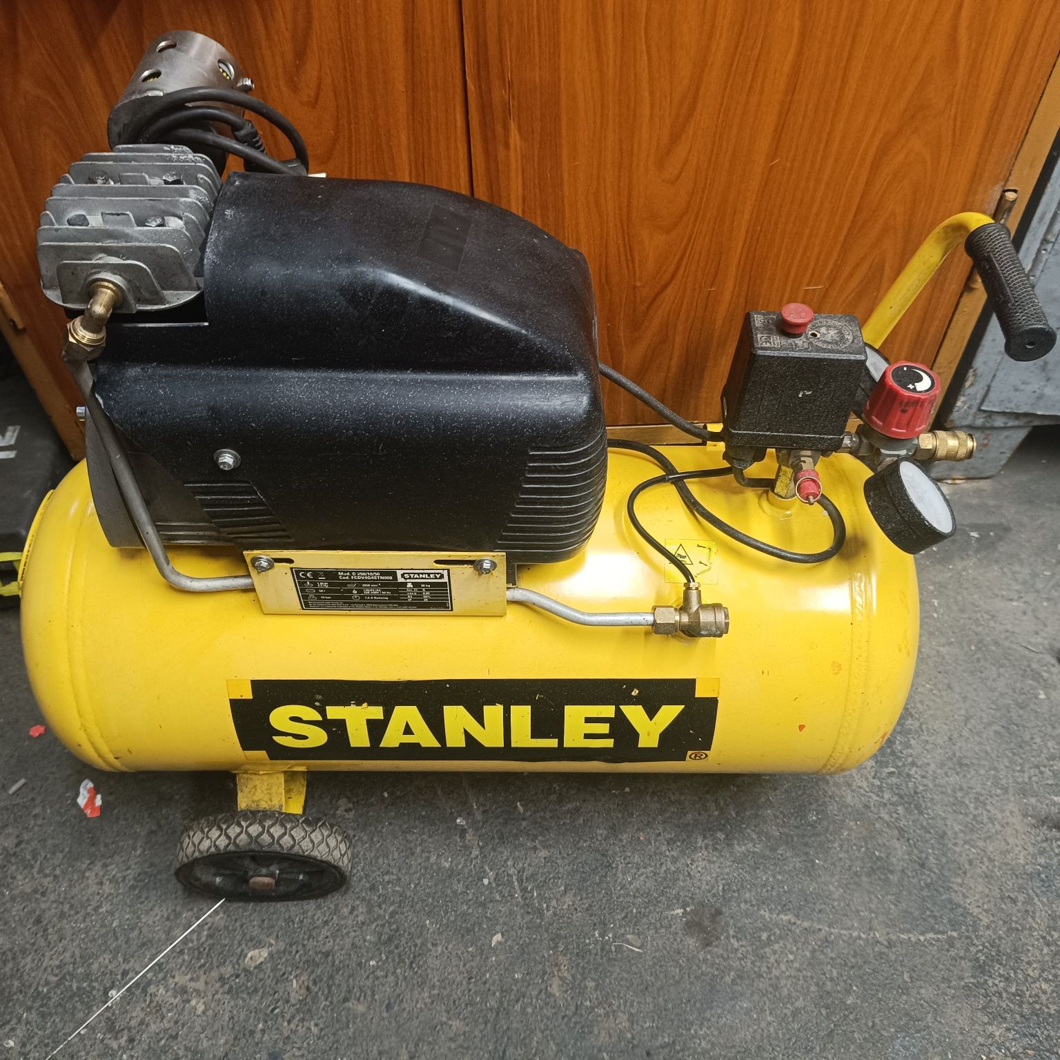 Kompresor 50l STANLEY