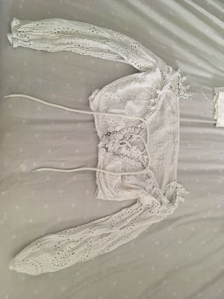 Top curto com cordas e renda