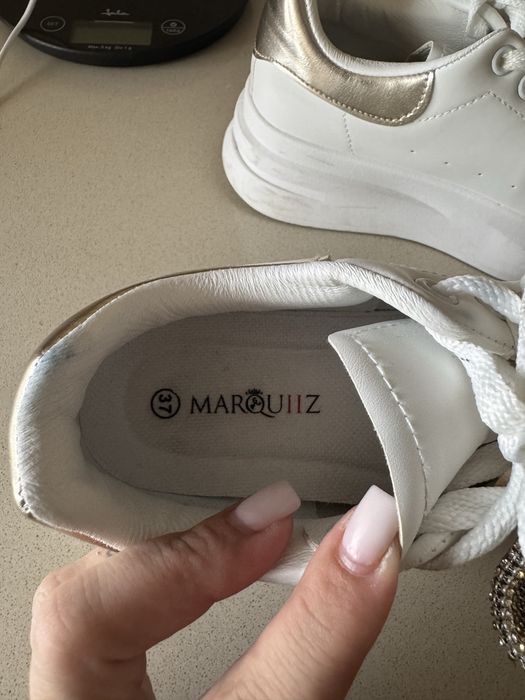 Tenis com laço dourado