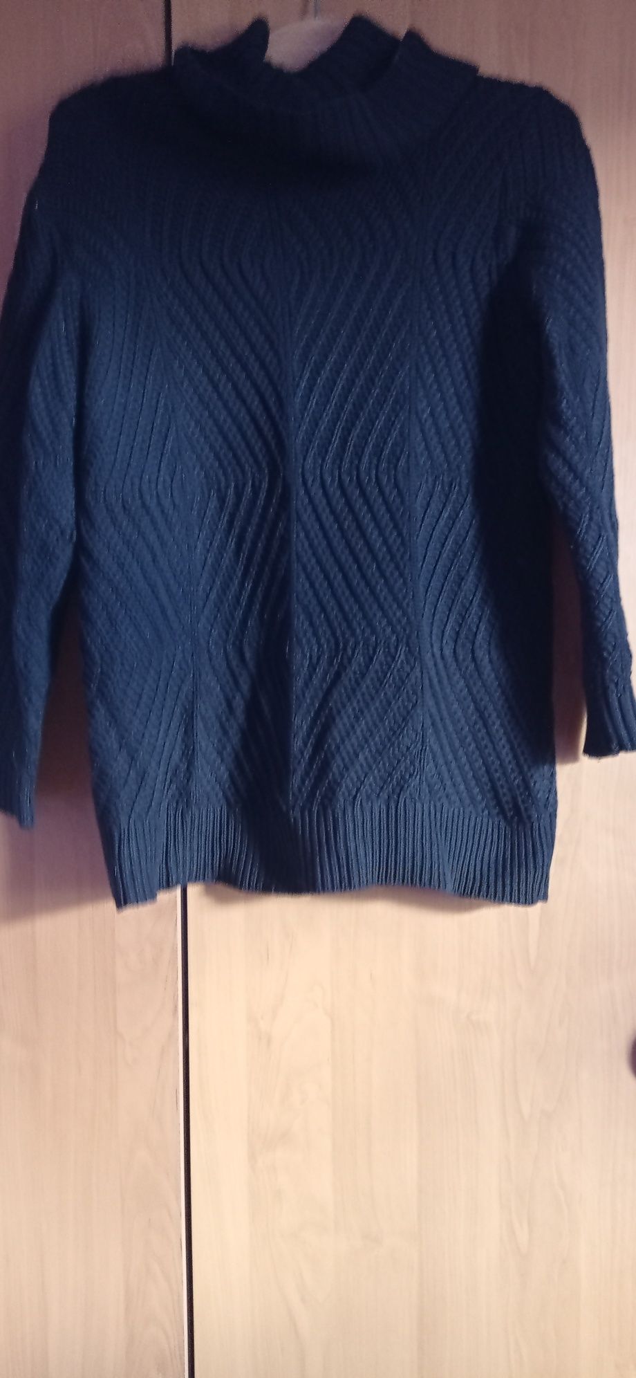 Sweterek czarny golf m/L