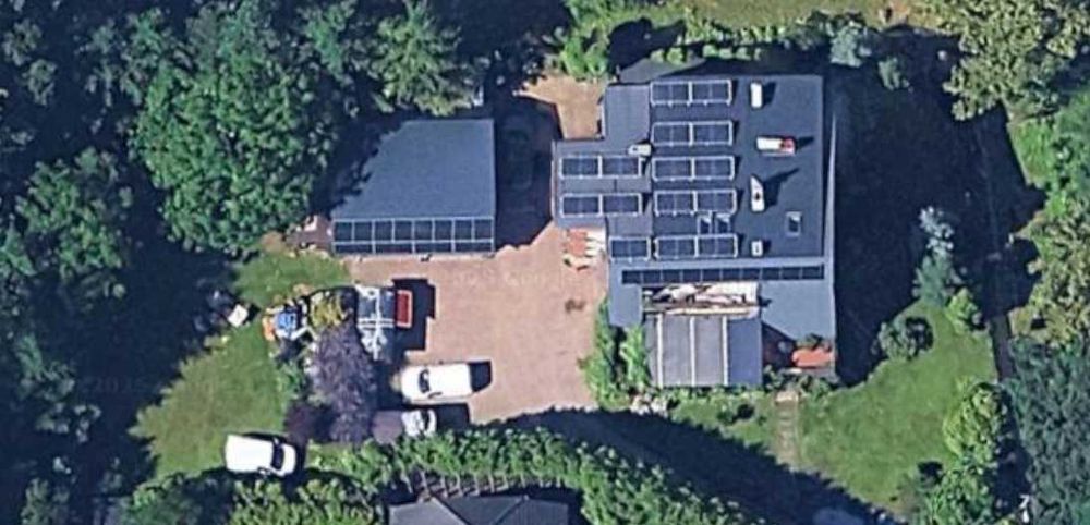 Budynek wielorodzinny w parku