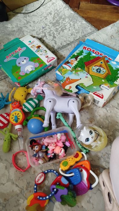Віддам пакет одягу ,взуття ,іграшки .