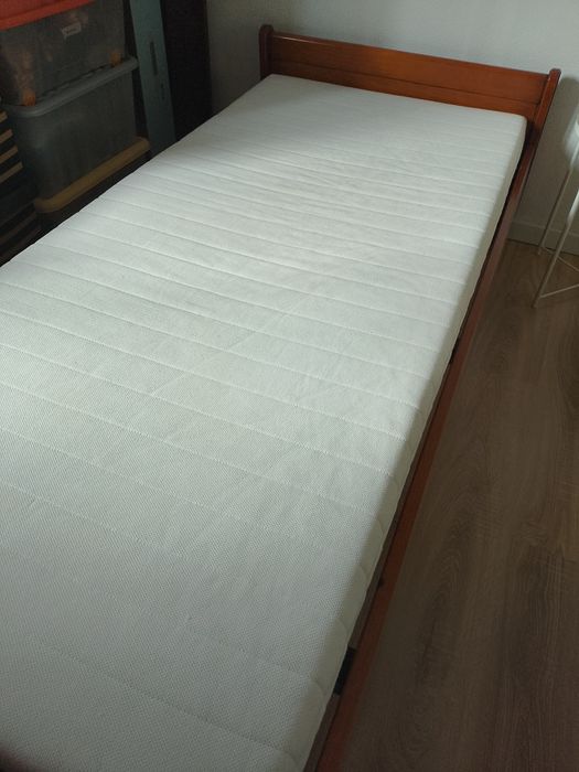 Cama de solteiro com colchão em muito bom estado