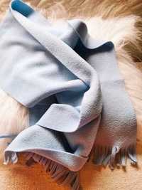 Długi błękitny polarowy szalik szaliczek z frędzlami