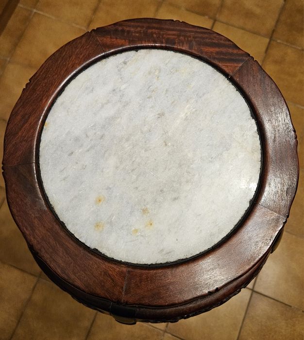 Mesa de pedestal com tampo de mármore para suporte de vaso/candeeiro.