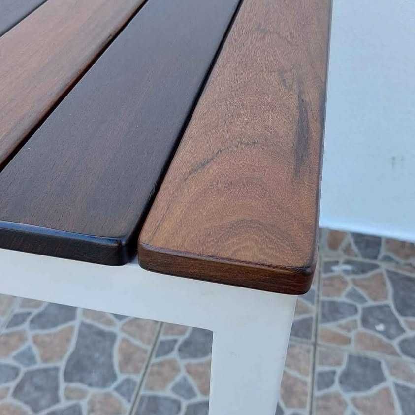 Mesa com duas cadeiras
