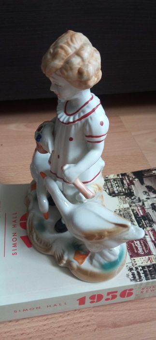 Crown aRegent rumuńska porcelana Dziewczynka z gąskami gęsiarka