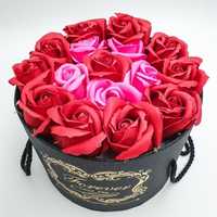 Подарунковий набір з мильних троянд у коробці
