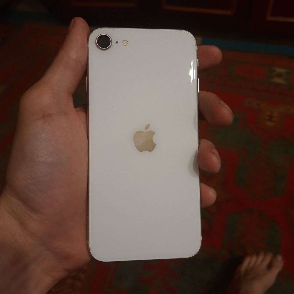 Iphone se 2 128gb neverlock в отличном состоянии