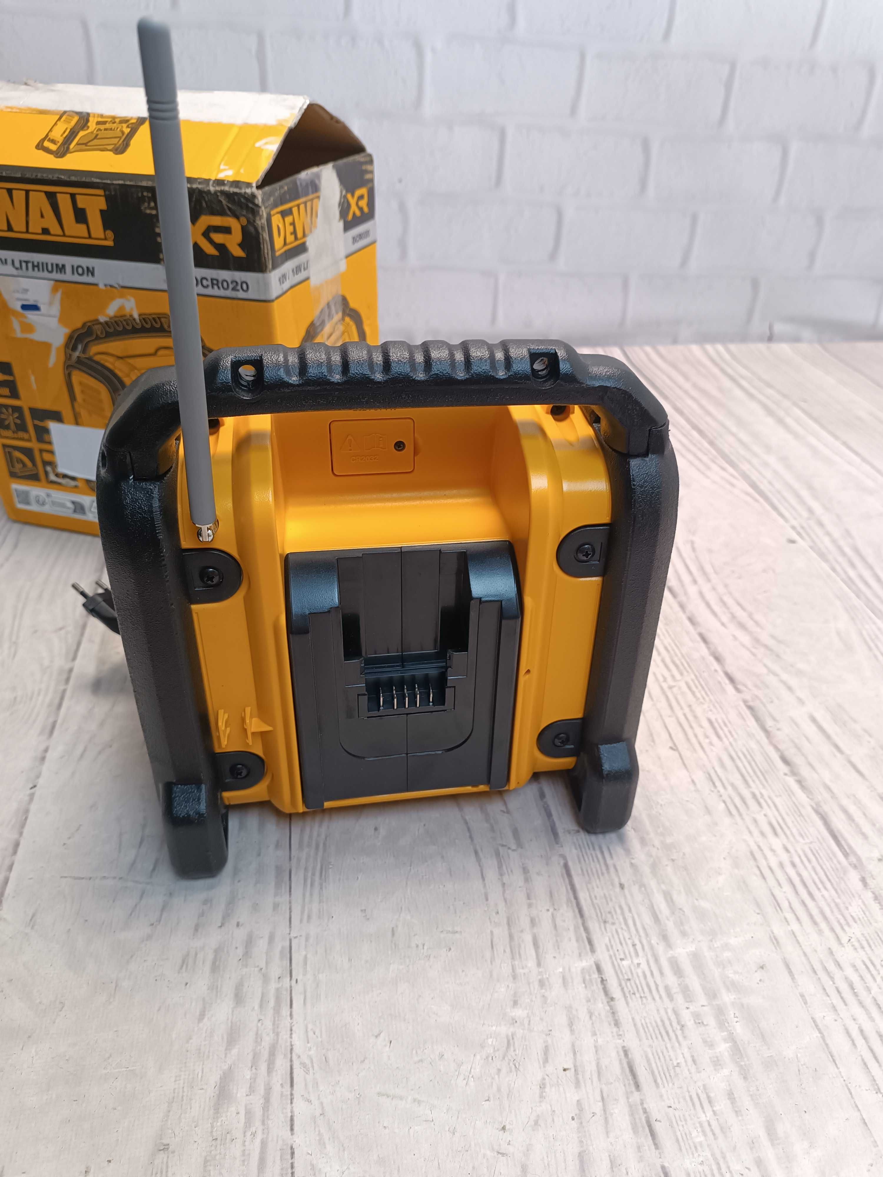 Зарядний пристрій радіоприймач DeWALT DAB+/FM XR Li-Ion DCR020