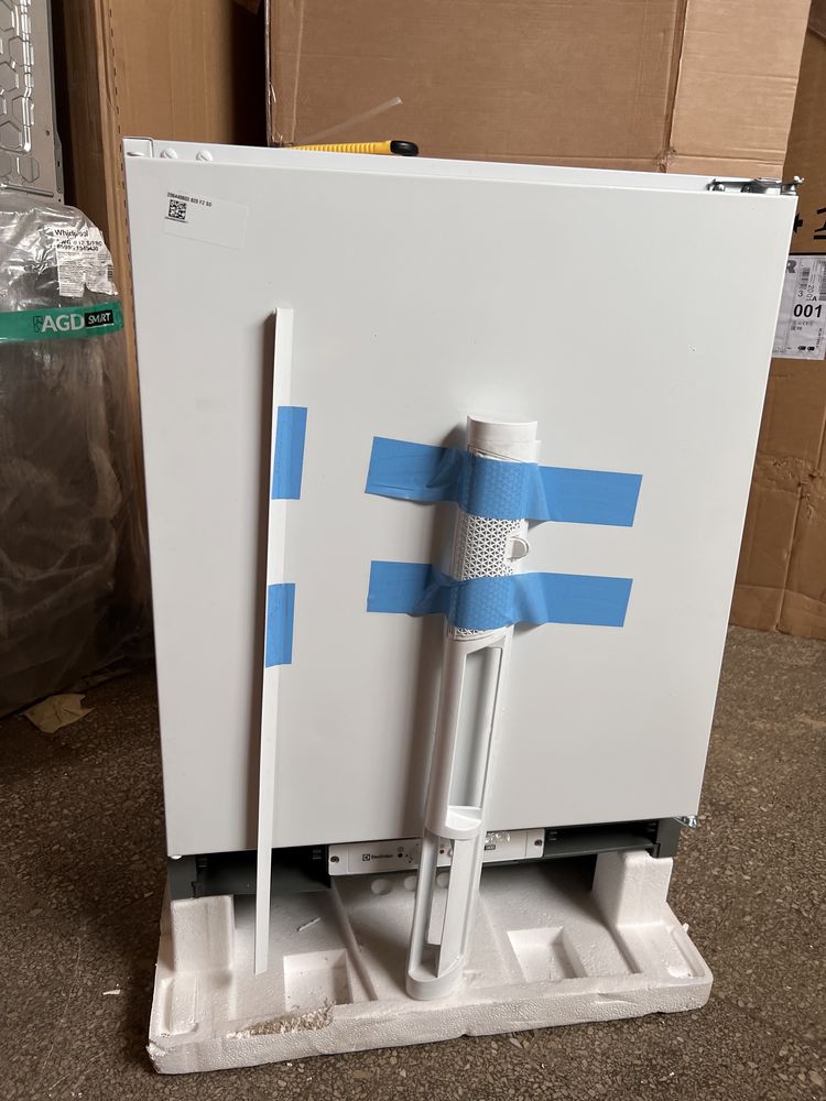 Морозильна камера Electrolux LYB2AF82S