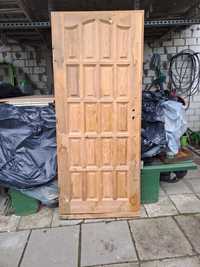 Drzwi drewniane z ościeżnicą i zamkiem