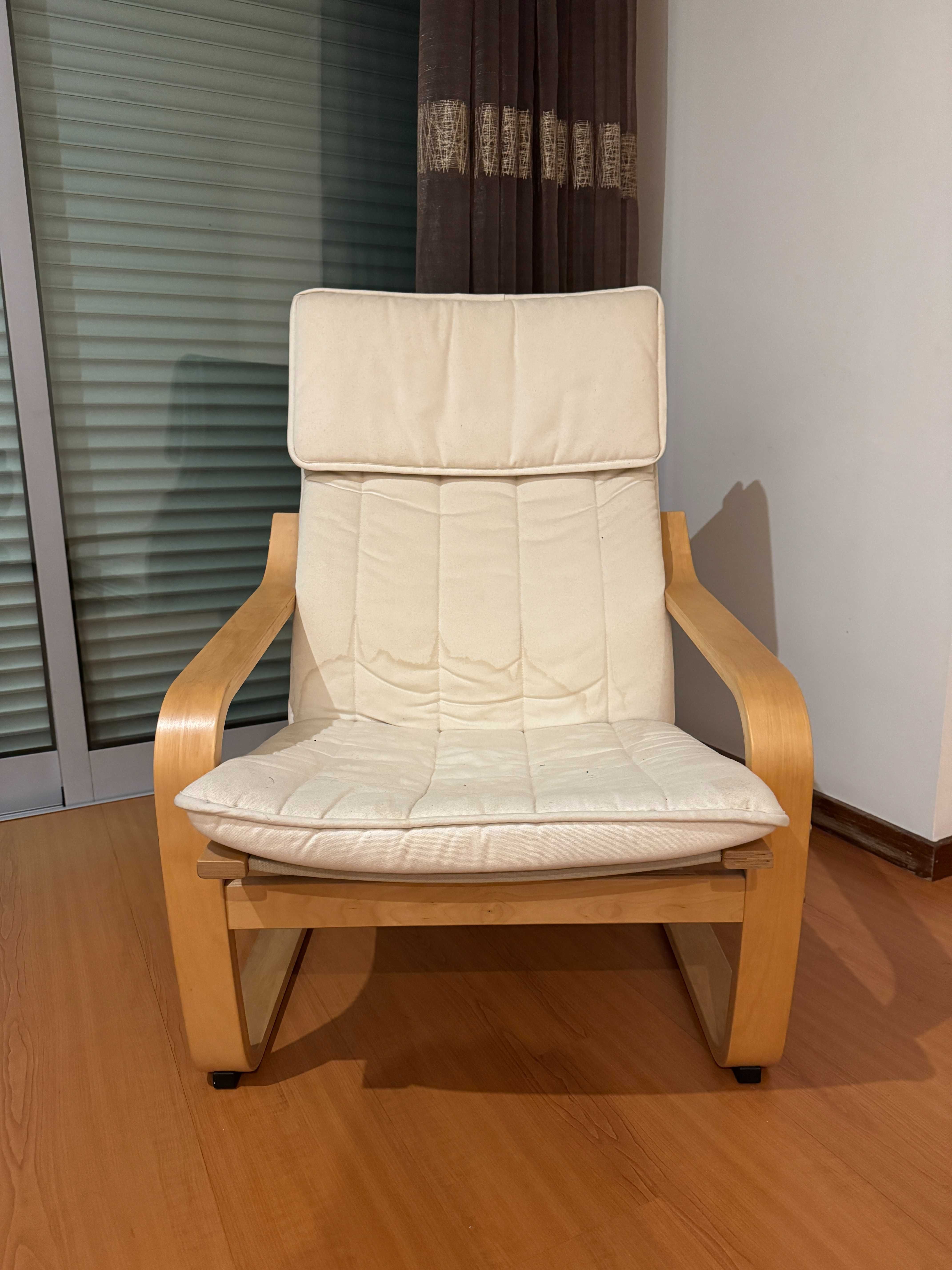 Cadeirão Ikea de cor bege claro
