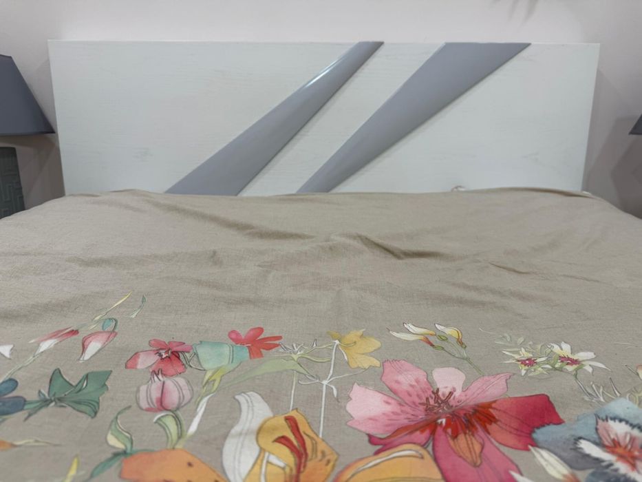 Cama casal e mesas de cabeceira