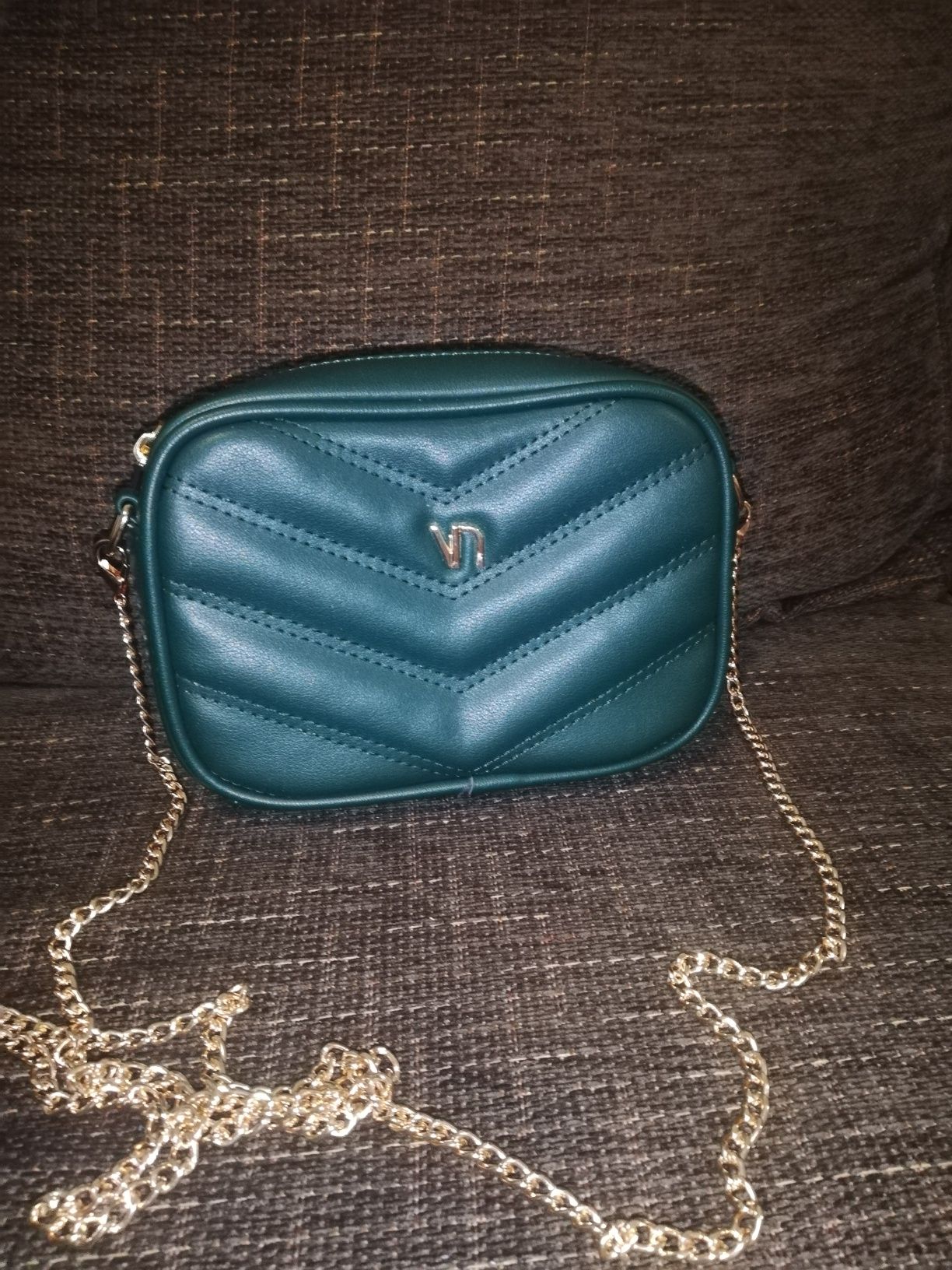 Bolsa Villanova verde com corrente dourada