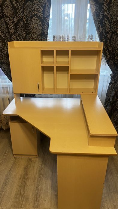 Угловой компьютерный стол