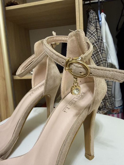 Босоніжки на підборах