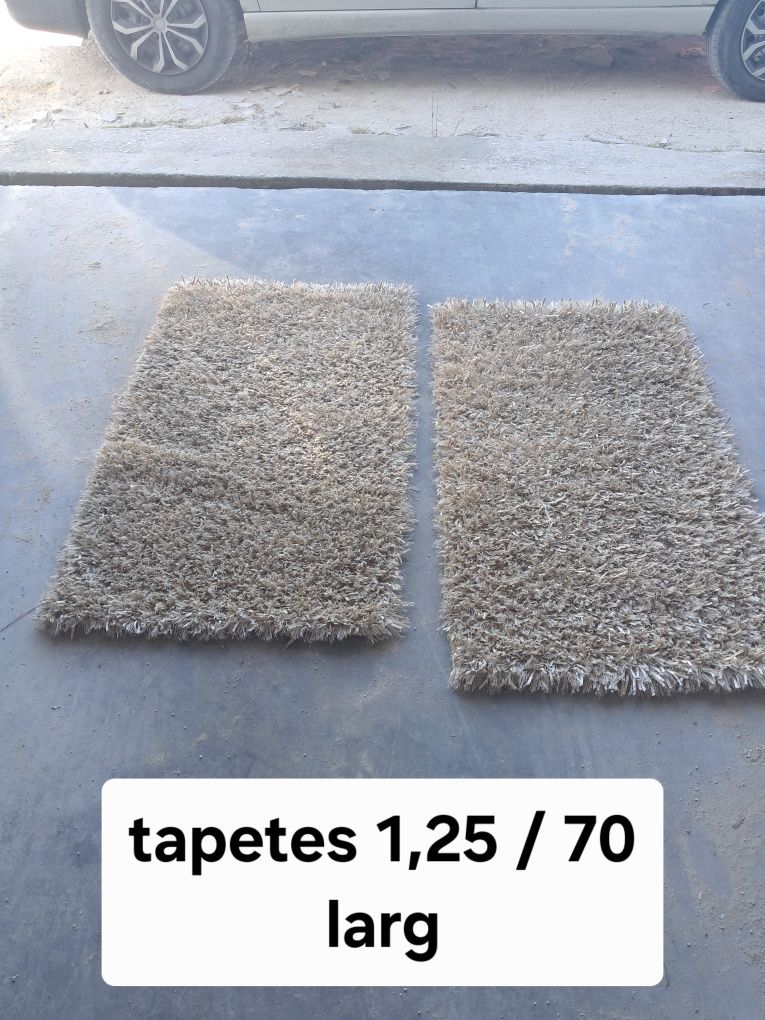 Dois tapetes peludos creme