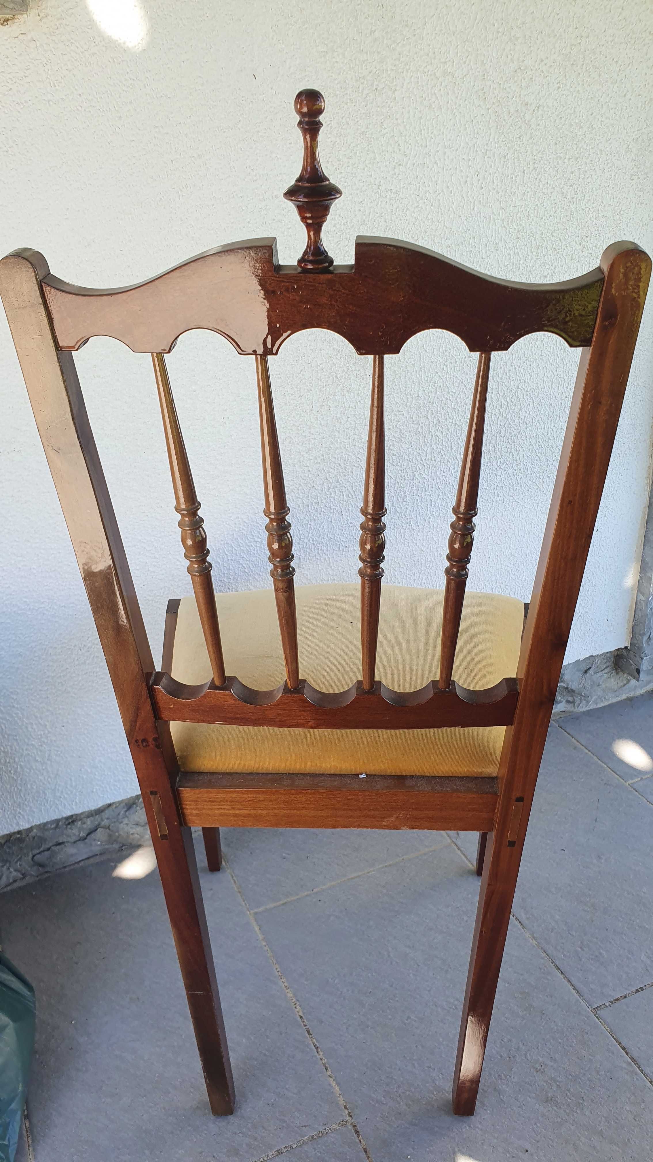 Cadeira vintage com embutidos e estofada