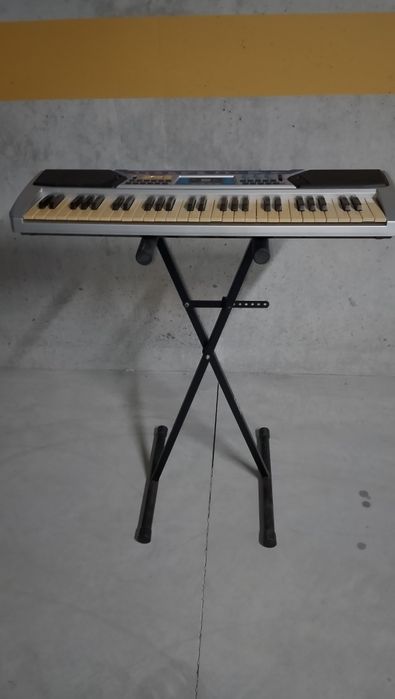 Piano com suporte