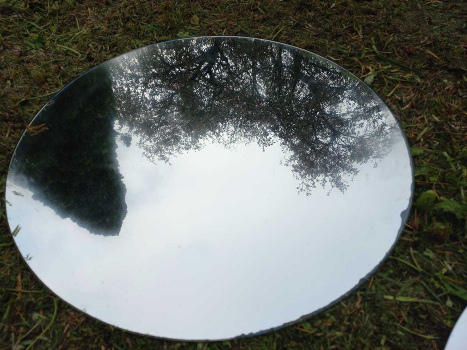 2 espelhos, um redondo e outro mais alongado