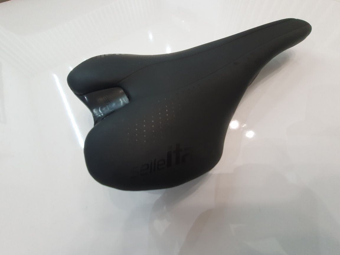 Selle Italia Carbon Saddle SLR Boost Kit 
Novo, retirado de uma bici