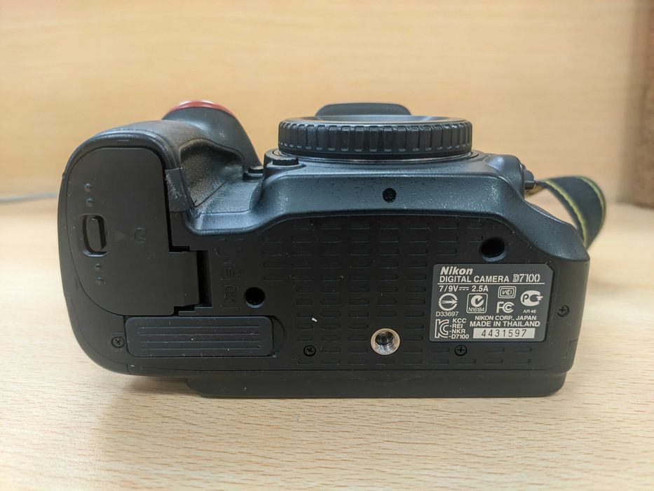 Nikon D7100 com 9300 disparos (inclui corpo, bateria e carregador)