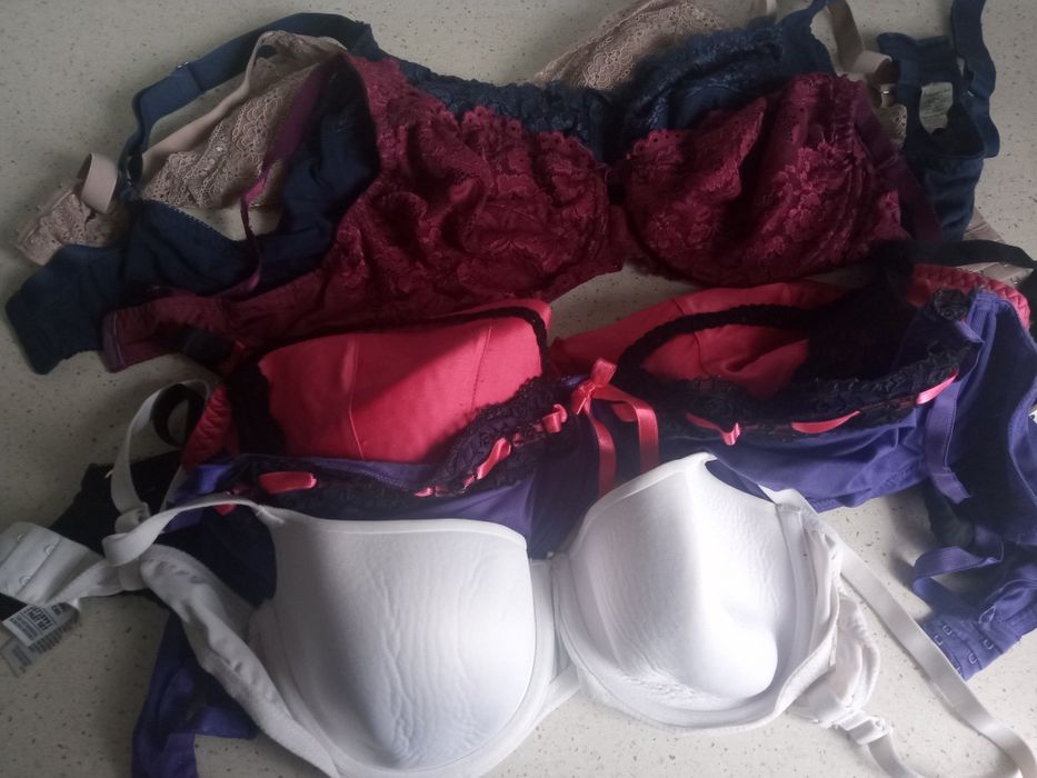 Zestaw bielizny staniki rajstopy i majtki