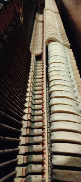 Pianino JANOWSKY, metalowa płyta