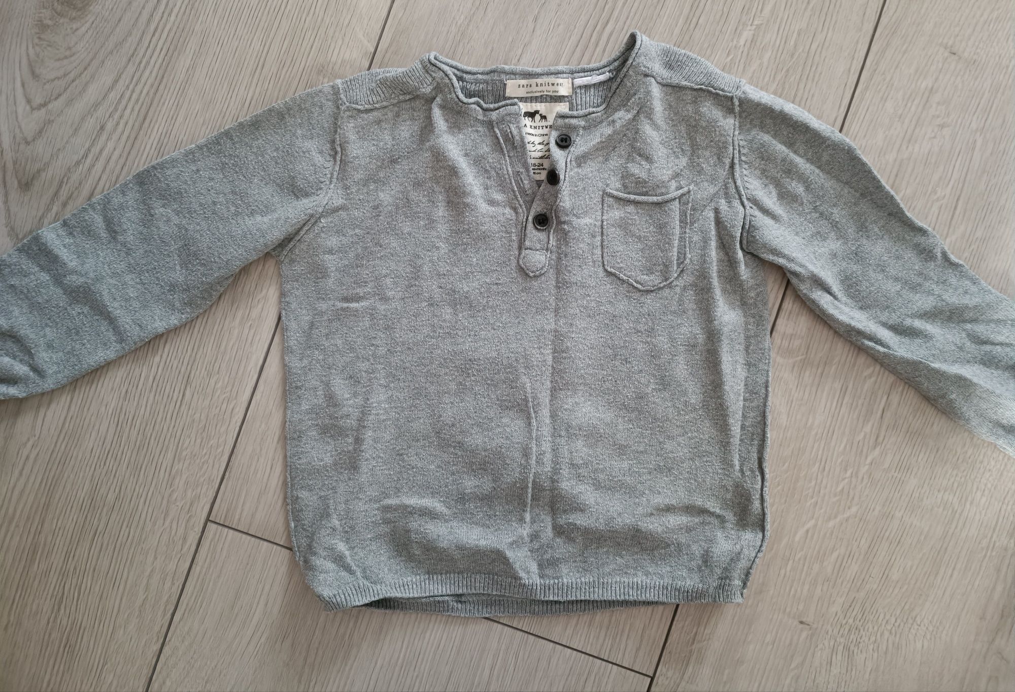 Szary sweterek dla chłopca Zara r.86