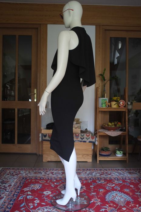 mała czarna elegancka ołówkowa sukienka midi Girl in Mind subversive S
