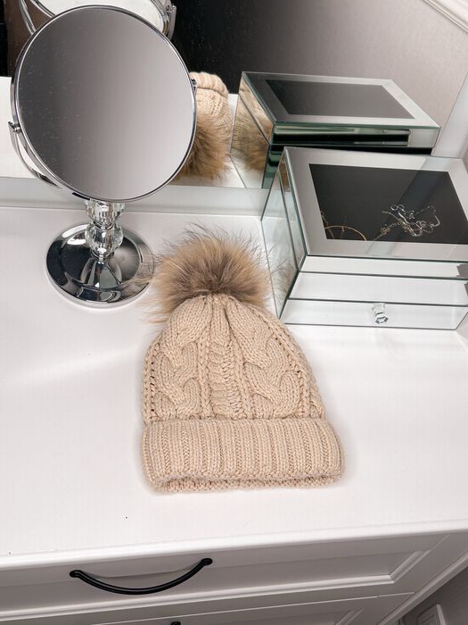 Ocieplana czapka damska S 36 beżowe z pomponem
