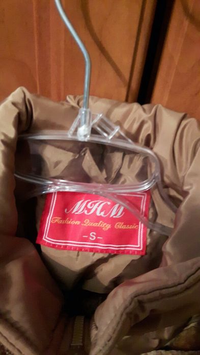 Ciepła kurtka z kapturem.