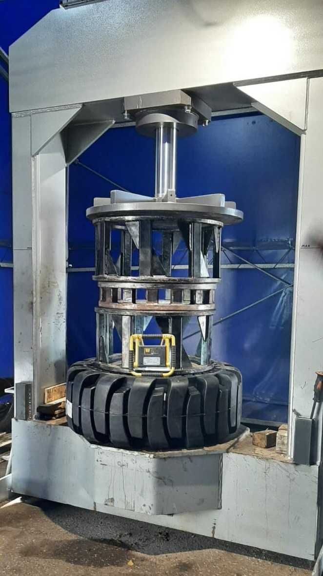Montaż opon do wózków widłowych na prasie hydraulicznej do 24 cali