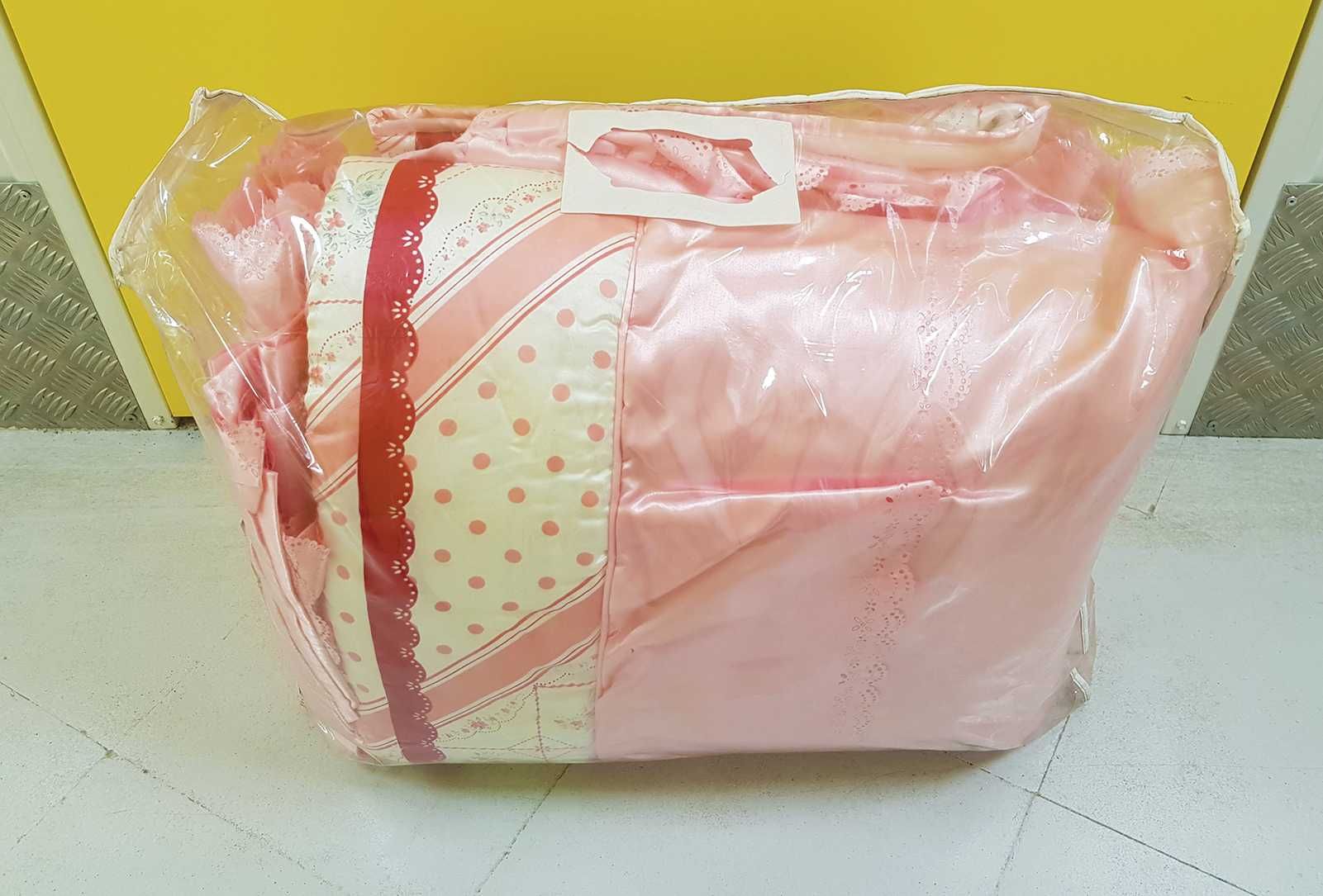 Edredão colcha rosa com 2 cortinados, camilha e 2 almofadas quadradas