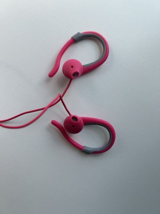 Różowe słuchawki sportowe zauszne Philips HSQ1250T