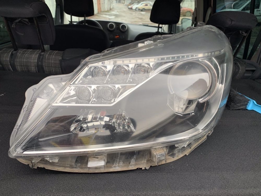 Фара левая Toyota Yaris Hybrid 2011-2014