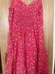 Roupa. Vestido cor coral.
