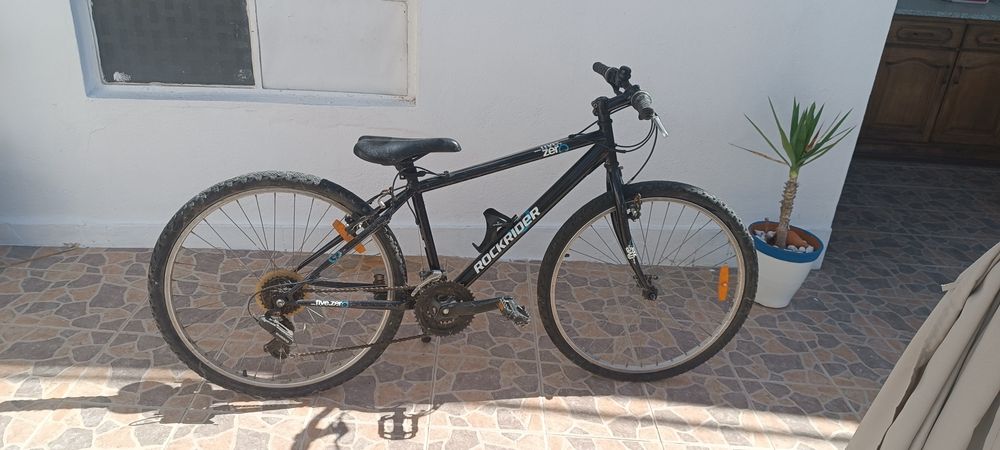 Bicicleta preta com mudanças