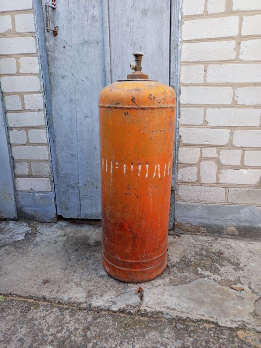 Газовый баллон оранжевого цвета
